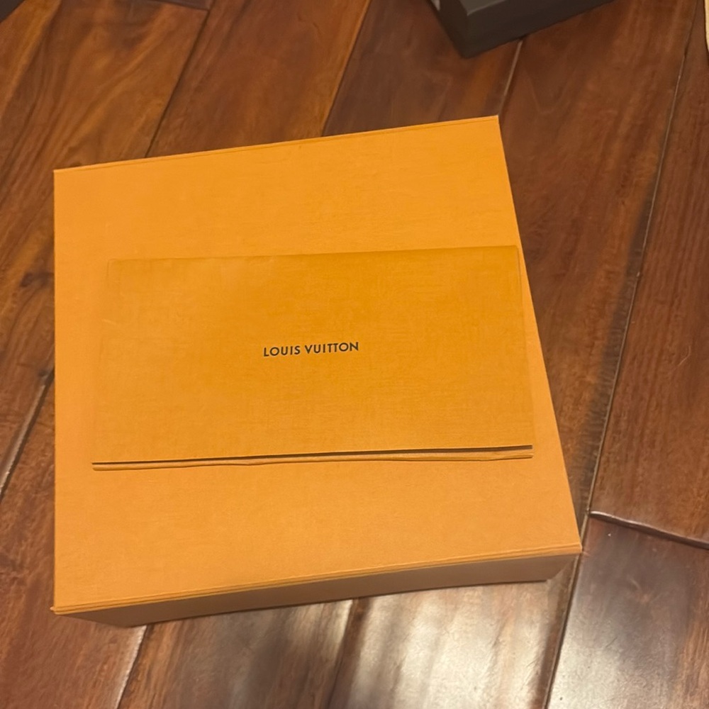 Louis Vuitton gift box Magnetic closure.